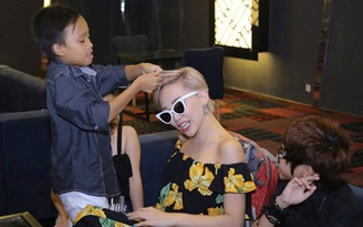 Hồ Văn Cường tết tóc cho Tóc Tiên tại buổi giao lưu 'Vietnam Idol Kids'
