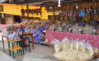 Lạc vào chợ cá Nam Ngeum