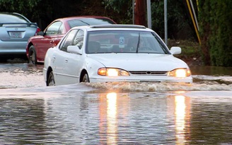 Kỹ năng lái xe qua vùng ngập nước ở Sài Gòn mùa mưa