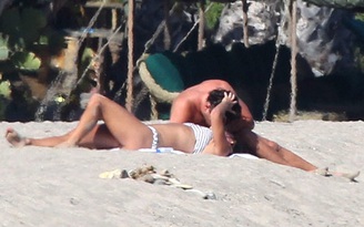 Leonardo DiCaprio khóa môi nồng nhiệt Nina Agdal trên bãi biển Malibu