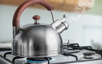 Mẹo làm sạch ấm đun nước bằng nguyên liệu trong nhà bếp