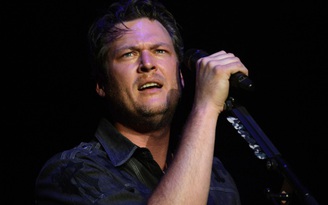 Blake Shelton bị fan quay lưng vì phân biệt chủng tộc và kỳ thị đồng tính