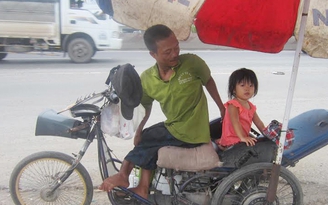 Con 3 tuổi theo cha mẹ mưu sinh