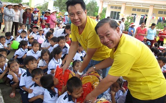 500 học sinh CapitaLand Hope Schools tại Việt Nam nhận cặp mới