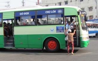 Xe buýt tuyến Long An - Sài Gòn bị chặn đường ném đá, tài xế bị đe dọa
