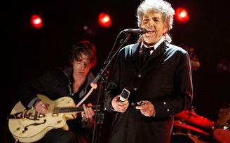 Bob Dylan vẫn im lặng về giải Nobel Văn chương