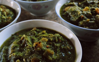 Khám phá ẩm thực dân tộc Thái - Kỳ 3: Canh bon nấu da trâu gác bếp