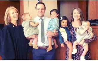 Cặp vợ chồng nhận 4 đứa con nuôi trong vòng một ngày