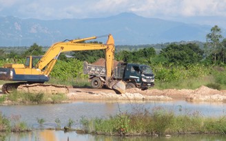 Khai thác cát trái phép gần trụ sở xã