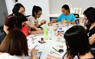 Cô gái Nhật dạy làm trang sức nhựa