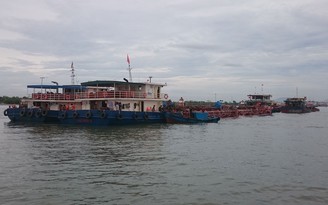 Tạm giữ 6 sà lan chở hơn 9.000 m3 cát nghi khai thác trái phép