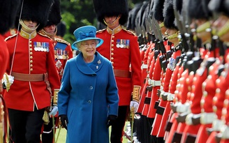 Nữ hoàng Anh suýt bị cảnh vệ bắn