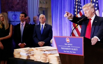 Ông Trump lên án hồ sơ 'bẩn'