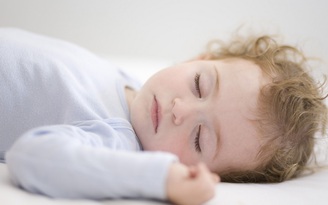 Trẻ mới sinh đến 12 tuổi cần ngủ bao nhiêu giờ mỗi ngày?