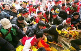 Tranh cướp lộc tại hội Gióng, chùa Hương