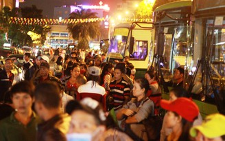 Nửa đêm, người dân ùn ùn trở lại Sài Gòn sau nghỉ Tết