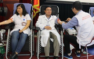 Những thầy thuốc hiến máu cứu người