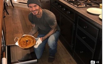 David Beckham tự vào bếp nấu nướng, may vá chăm con khi vợ bận