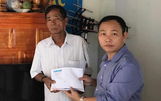 Trao tiền giúp 2 trẻ hoàn cảnh thương tâm