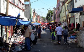 Người Việt đi chợ đen ở Mexico
