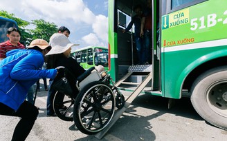 Đối xử nhân văn hơn với người khuyết tật!: Khó khăn khi đón xe buýt