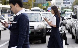 Phụ nữ trẻ Hàn Quốc nghiện điện thoại nặng