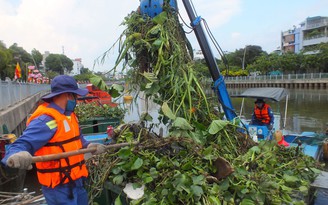 Thầm lặng nghề vớt rác, vớt cả xác và cứu người trên kênh