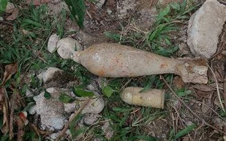 Đào đất xây mộ, phát hiện hai quả đạn còn nguyên kíp nổ