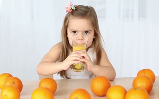Trẻ dưới 1 tuổi không nên uống nước trái cây?
