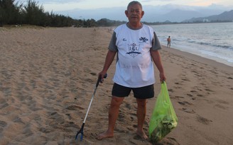 Ông già Việt kiều cần mẫn nhặt rác ở bờ biển