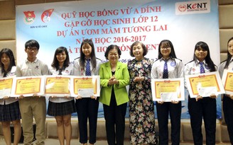 Nguyên Phó chủ tịch nước Trương Mỹ Hoa trao học bổng học sinh dân tộc thiểu số