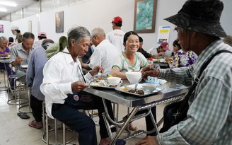 Nơi độc nhất ở Sài Gòn dĩa cơm 2.000 đồng: Tình thương tạo nên nụ cười