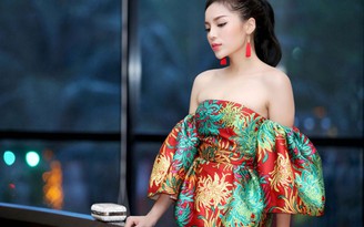 Khoảng hở 'đốt mắt' của hoa hậu