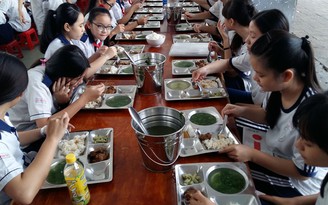 Bữa ăn bán trú cho học sinh có bị cắt xén?: Đúng quy trình vẫn lo