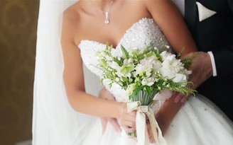 Đám cưới phải tạm dừng vì cô dâu dị ứng nặng với... hoa cưới