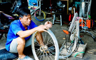 Người thợ sửa xe nặng lòng với học sinh nghèo