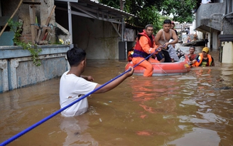 Hàng ngàn người Jakarta chạy lũ