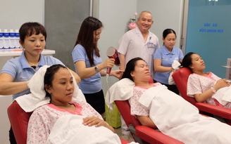 Gội đầu, thắt tóc, mát xa miễn phí cho sản phụ trước khi vượt cạn
