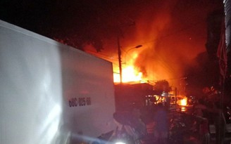 Hỏa hoạn trong đêm, 3 căn nhà bị thiêu rụi