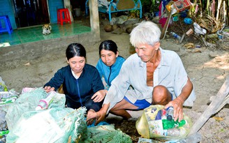 Hai người con tâm thần nuôi cha già yếu