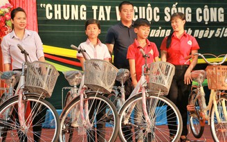Tặng xe đạp cho học sinh có hoàn cảnh khó khăn