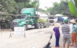 Phản đối ô nhiễm, người dân dựng barie chặn xe tải