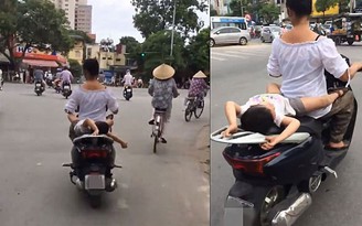 Nóng trên mạng xã hội: Hoảng hồn cảnh bé trai 'làm xiếc' sau xe máy