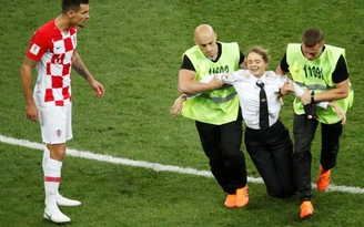 Ban nhạc Nga chạy vào sân trận chung kết World Cup 2018 ngồi tù 15 ngày