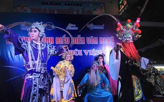 'Bà Huyện đánh ghen' diễn ở phố đi bộ Bùi Viện