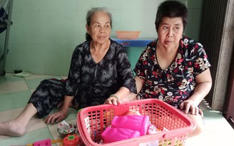 Mẹ già bệnh tật, 50 năm nuôi con gái thiểu năng