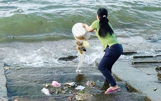 Nóng trên mạng xã hội: Bức xúc việc cửa biển biến thành bãi đổ rác