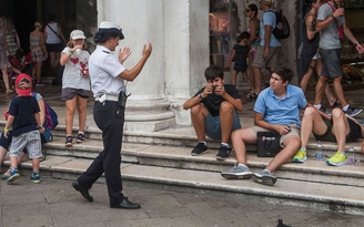 Ngồi ở Venice, có thể bị phạt 13,7 triệu đồng