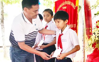 Trao học bổng Nguyễn Thái Bình - Báo Thanh Niên cho học sinh nghèo