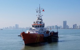 Cứu 8 ngư dân suýt chìm tàu